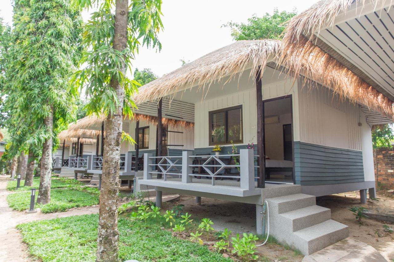 Adarin Beach Resort Mae Nam Bagian luar foto